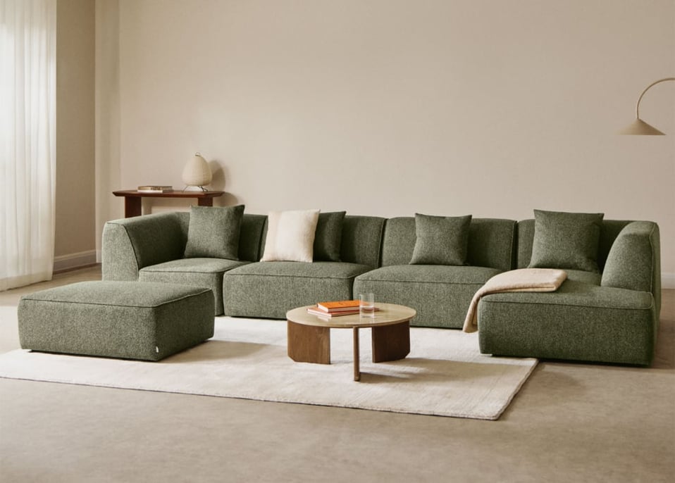Sofá modular de 4 peças com chaise longue do lado direito e pufe estofado Cardea - Bouclé Verde Sálvia