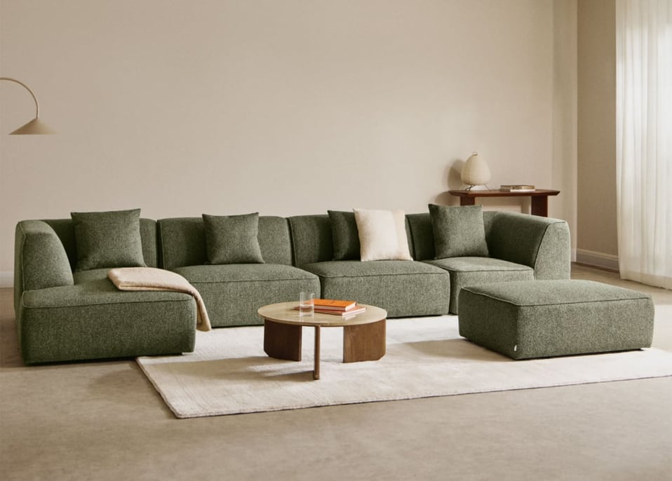 Sofá modular chaise longue de 4 peças com pufe estofado Cardea