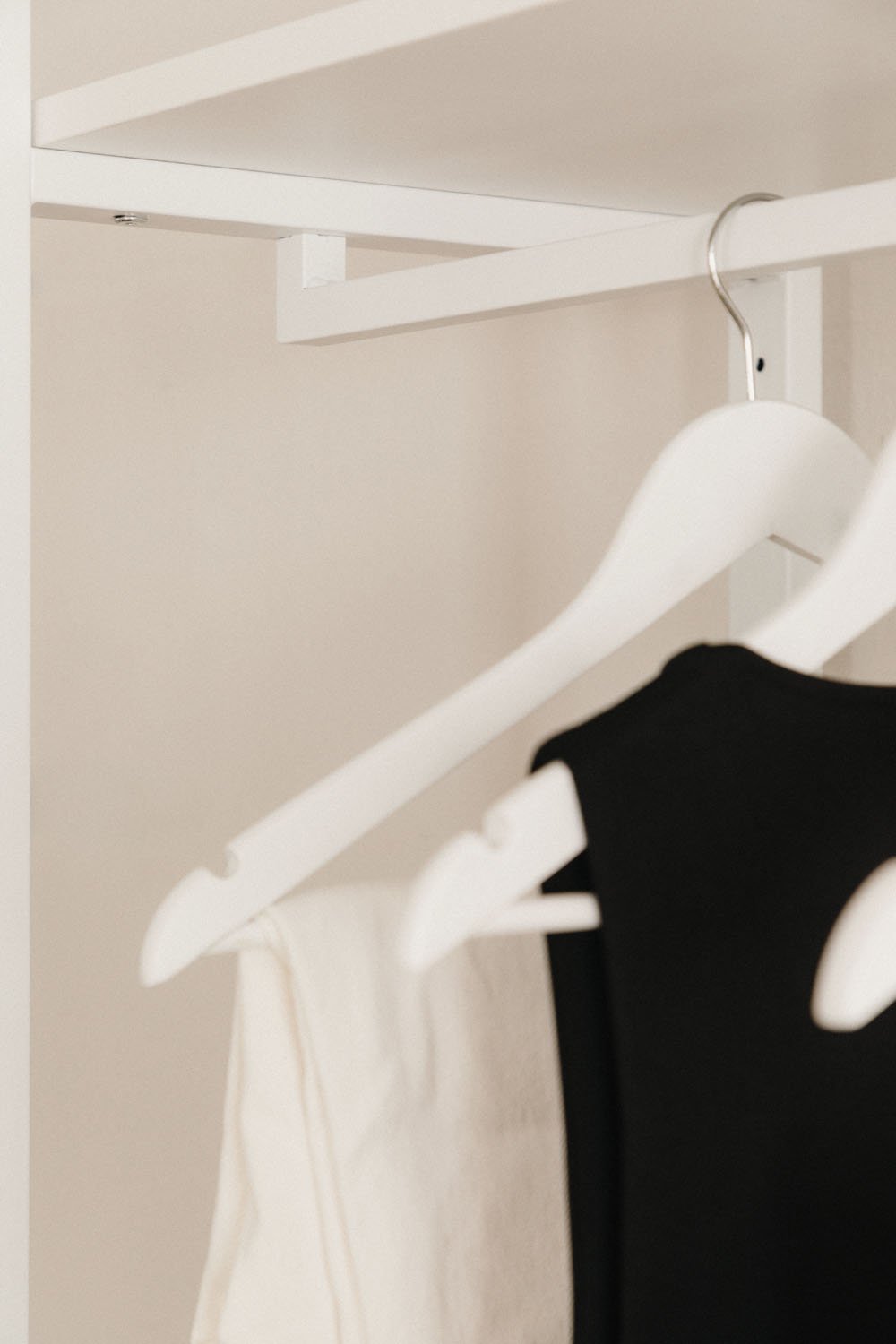 Cabide em aço para guarda-roupa modular Ariaster   , imagem de galeria 2