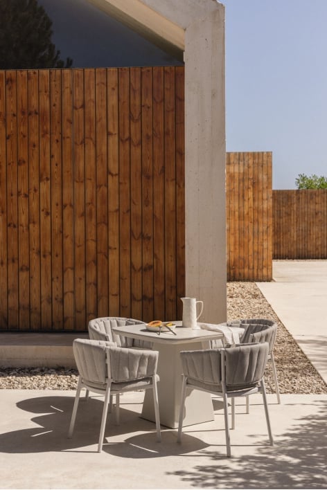 Conjunto de mesa quadrada de 90x90 cm em pedra sinterizada e alumínio Inkeri e 4 cadeiras de jardim em alumínio e tecido Roderis