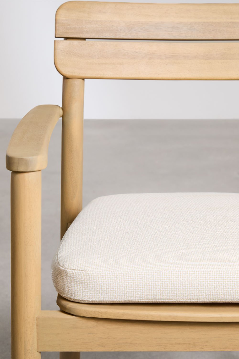 Conjunto de mesa oval 220x95 cm em cimento Noemi e 8 cadeiras de jardim com braços em madeira de acácia Saira, imagem de galeria 8