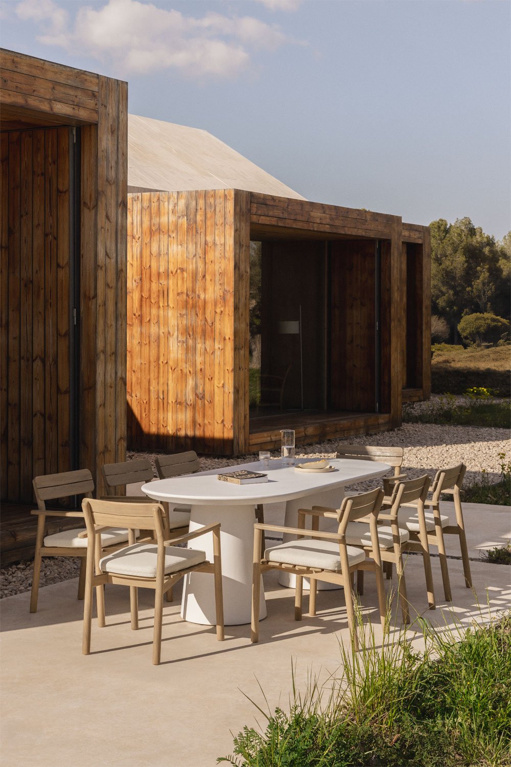 Conjunto de mesa oval 220x95 cm em cimento Noemi e 8 cadeiras de jardim com braços em madeira de acácia Saira, imagem de galeria 1