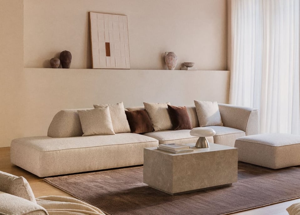 Sofá de canto modular Cardea de 3 peças com chaise à esquerda e pufe estofado