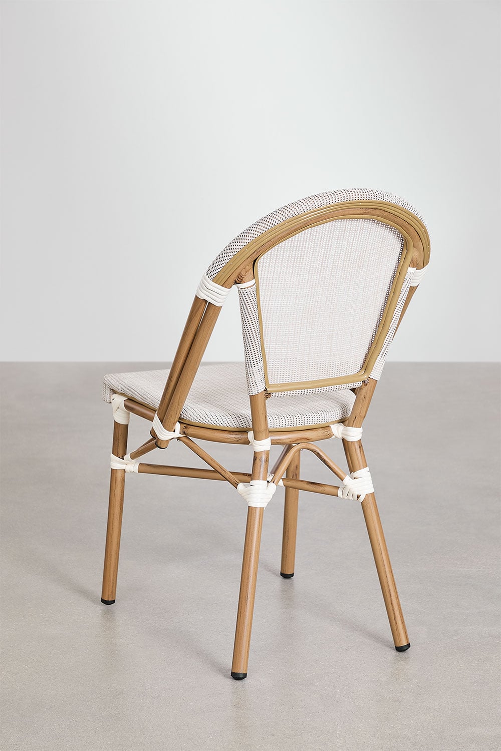 Conjunto de mesa redonda Brielle Bistro (80 cm de diâmetro) e 4 cadeiras de jardim empilháveis de alumínio, imagem de galeria 8