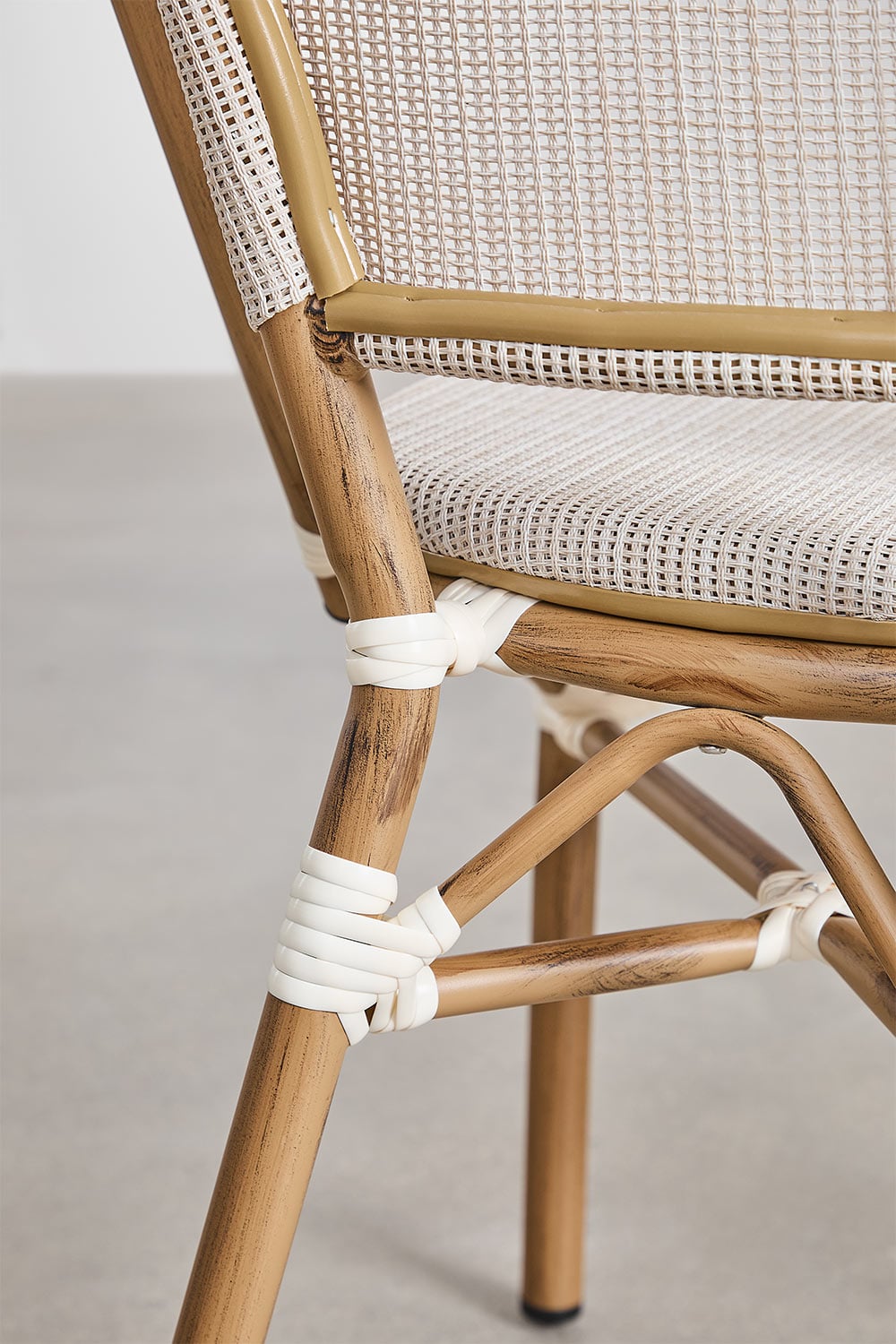 Conjunto de mesa redonda Brielle Bistro (80 cm de diâmetro) e 4 cadeiras de jardim empilháveis de alumínio, imagem de galeria 9