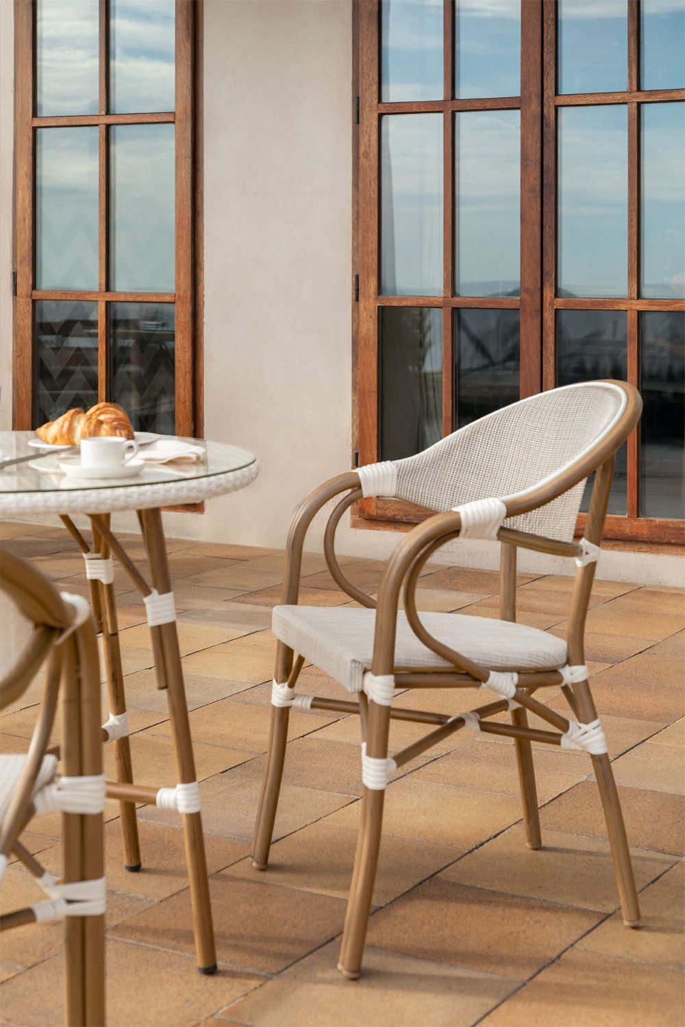 Cadeira de jardim empilhável de alumínio Brielle Bistro com braços, imagem de galeria 1