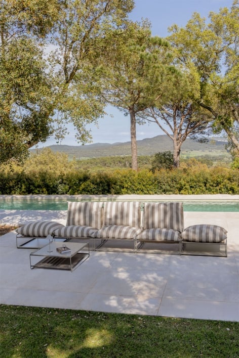 Conjunto de jardim com sofá modular de 3 peças, mesa auxiliar e 2 pufes conversíveis Amaro