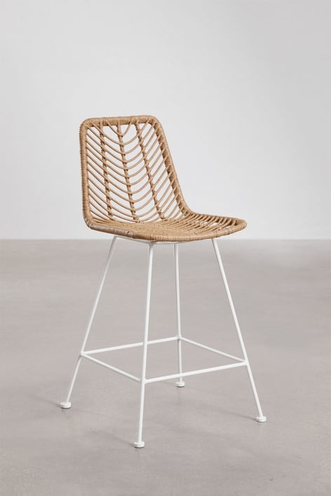 Banco alto de jardim 65 cm em rattan sintético com acabamento natural e pés brancos Gouda Natural