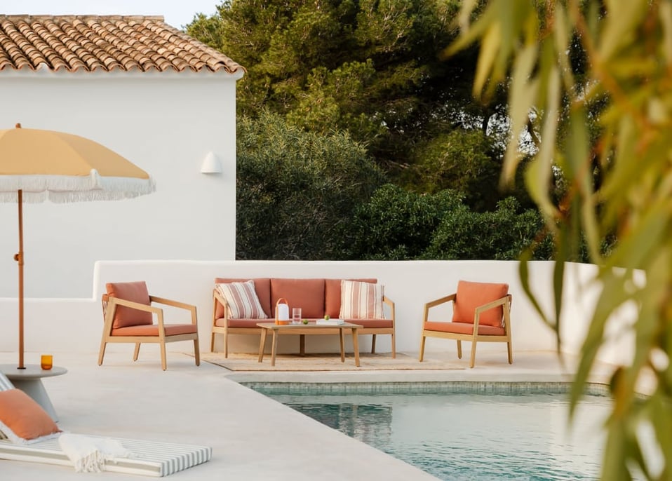 Conjunto de jardim com sofá de 3 lugares, 2 poltronas e mesa de centro em madeira de acácia e corda trançada Kaela