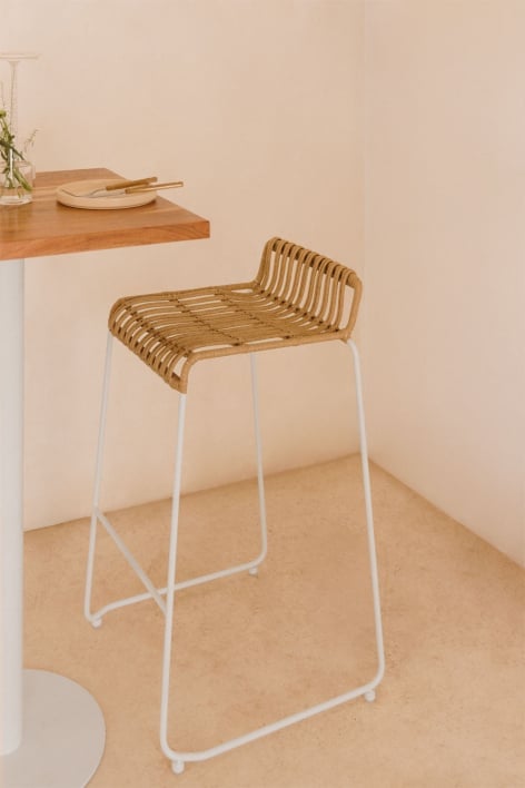 Banco alto 75 cm em rattan e pés brancos Aroa
