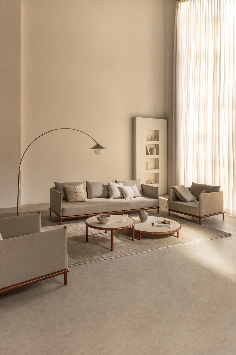 Conjunto de sala de estar com sofá de 3 lugares, 2 poltronas e 2 mesas de centro redondas em madeira de acácia Olivia, imagem de galeria 1