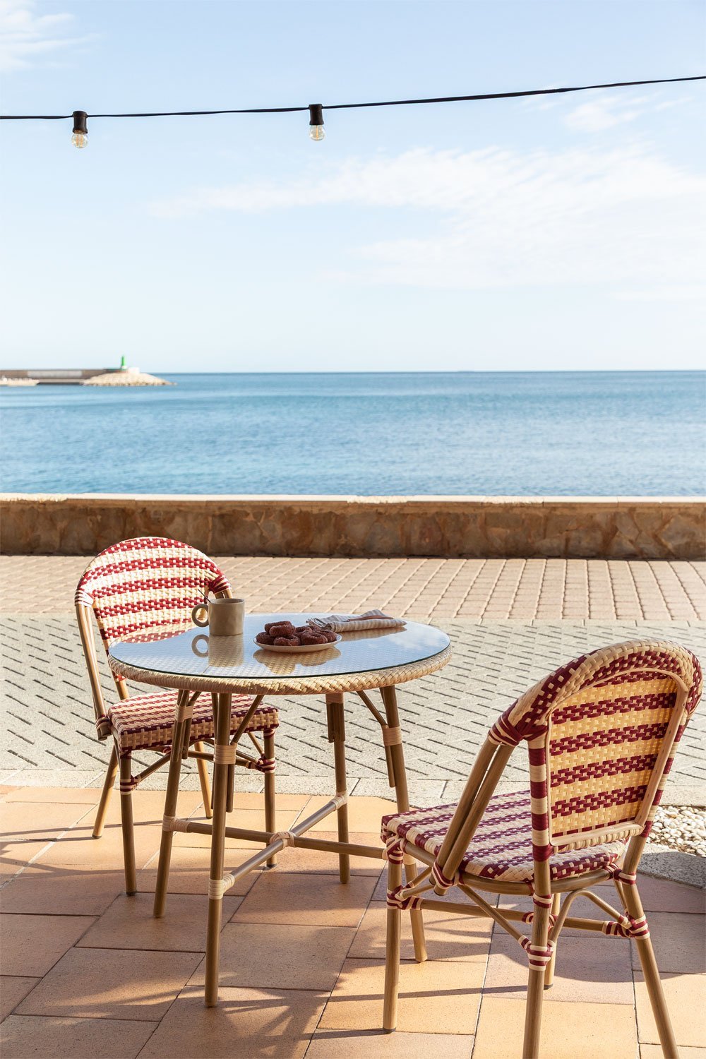 Conjunto de mesa redonda Brielle Bistro (80 cm de diâmetro) e duas cadeiras de jardim empilháveis de alumínio, imagem de galeria 1