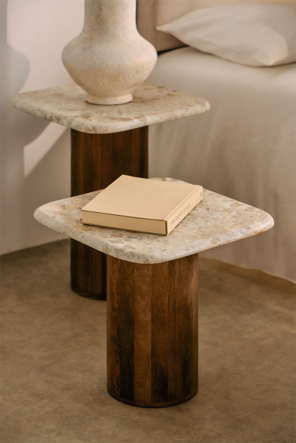 Mesa de cabeceira quadrada 40x40 cm em mármore e madeira de manga Merieines, imagem de galeria 1