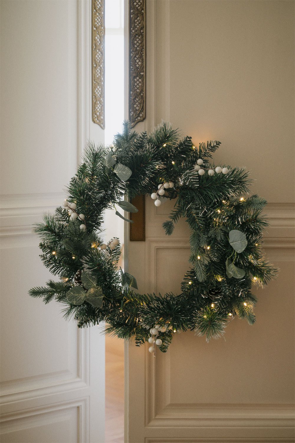 Guirlanda decorativa de Natal Ø60 cm com pinhas e luzes Bhumi, imagem de galeria 1