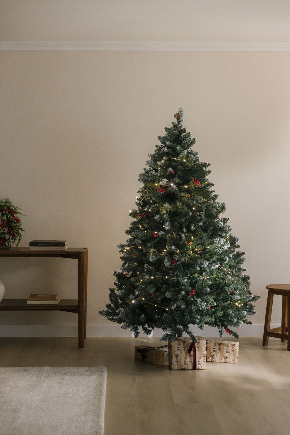 Árvore de Natal com pinhas decorativas e frutas vermelhas Livigno, imagem de galeria 1