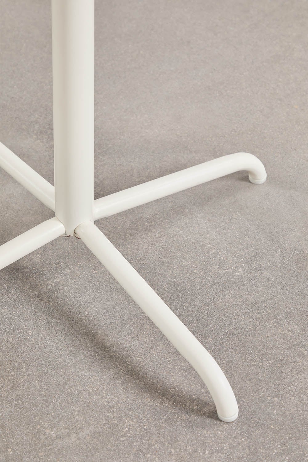 Conjunto de mesa de jardim redonda Ø65 cm e 2 cadeiras de jardim empilháveis em aço e madeira de acácia Tilda, imagem de galeria 7