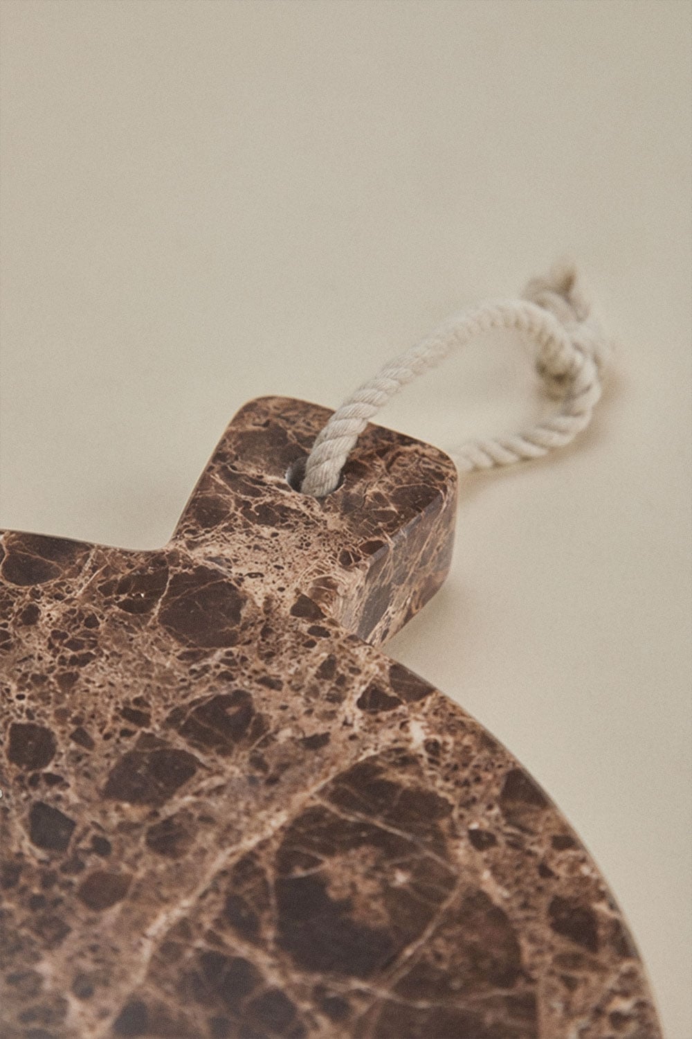 Tábua redonda para servir Ø20 cm em mármore Calven, imagem de galeria 5