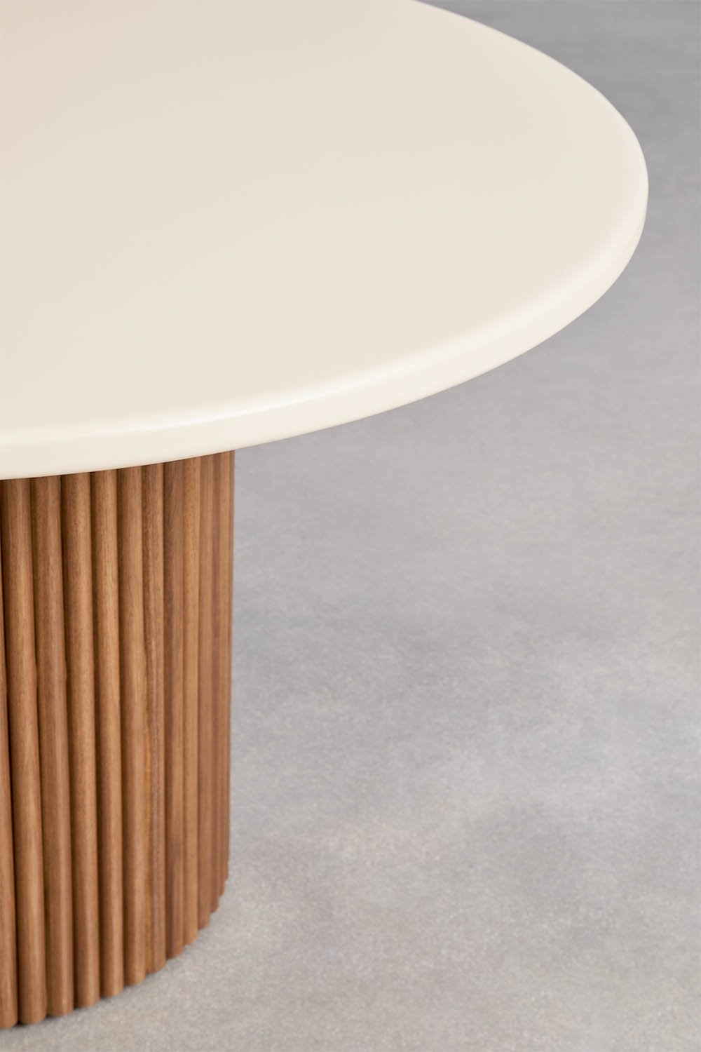 Mesa de jantar redonda em cimento e madeira de acácia Sirvon, imagem de galeria 2