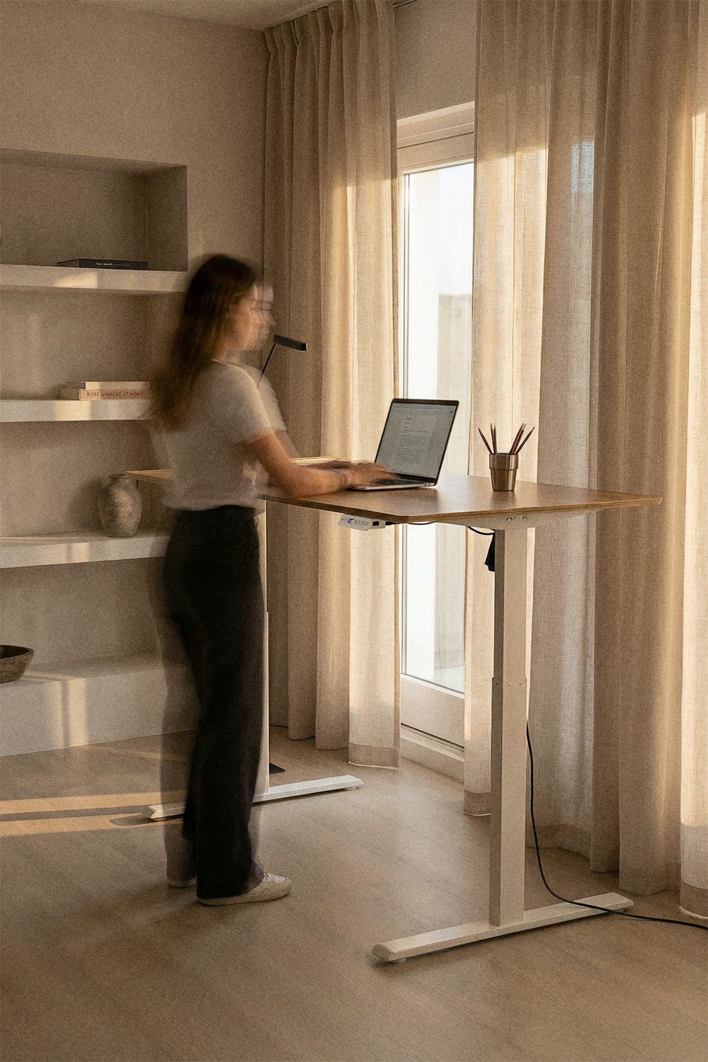 Escrivaninha elevatória elétrica retangular com função de memória em madeira e ferro Serpi, imagem de galeria 2