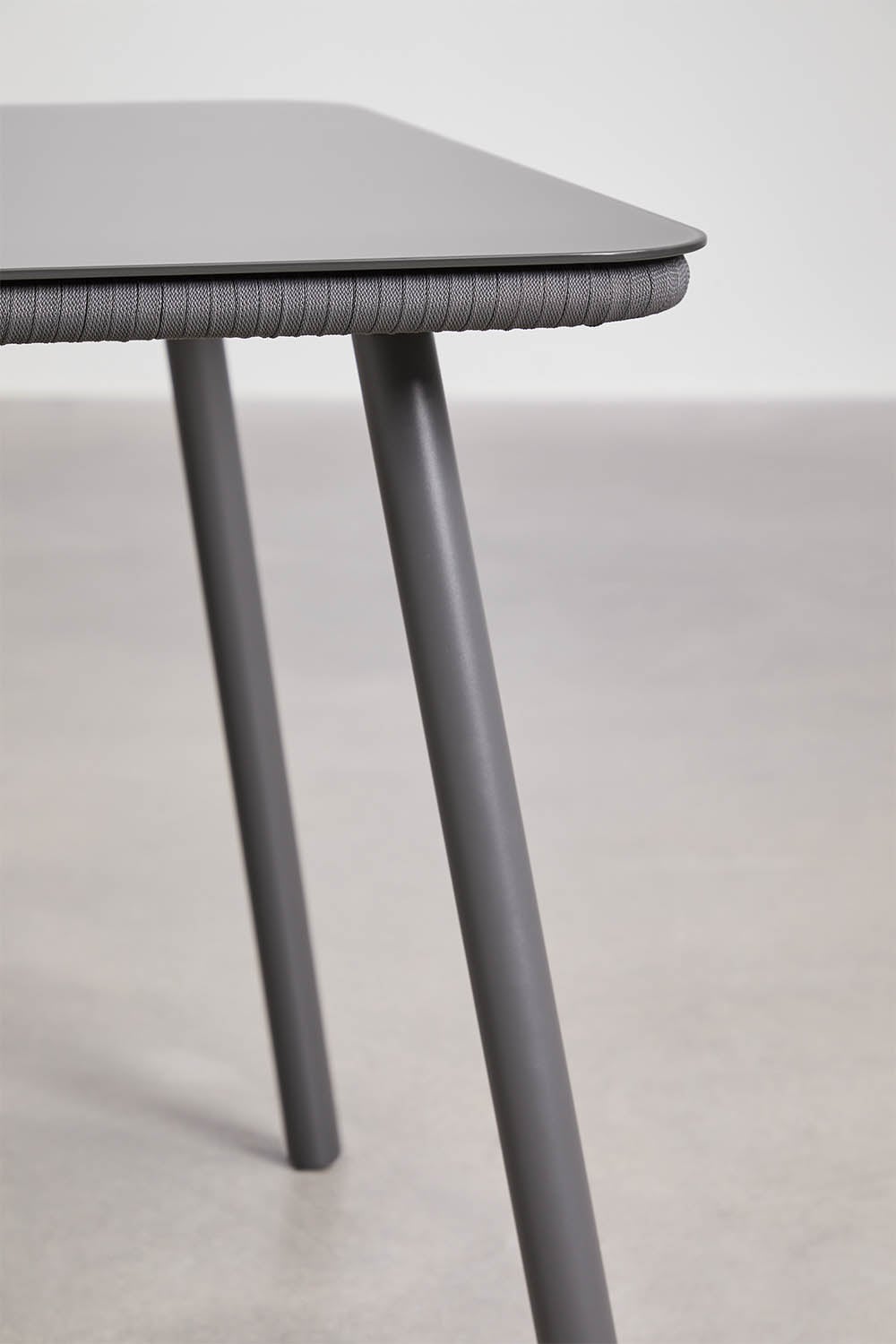 Conjunto de mesa retangular 160x90 cm e 4 cadeiras de jardim empilháveis em corda trançada Arhiza, imagem de galeria 4