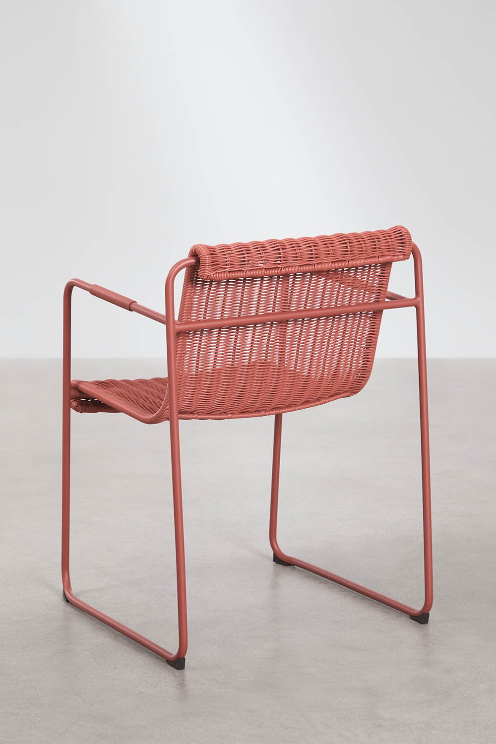 Cadeira de jardim empilhável com apoios de braços em vime sintético e aço Revia, imagem de galeria 5