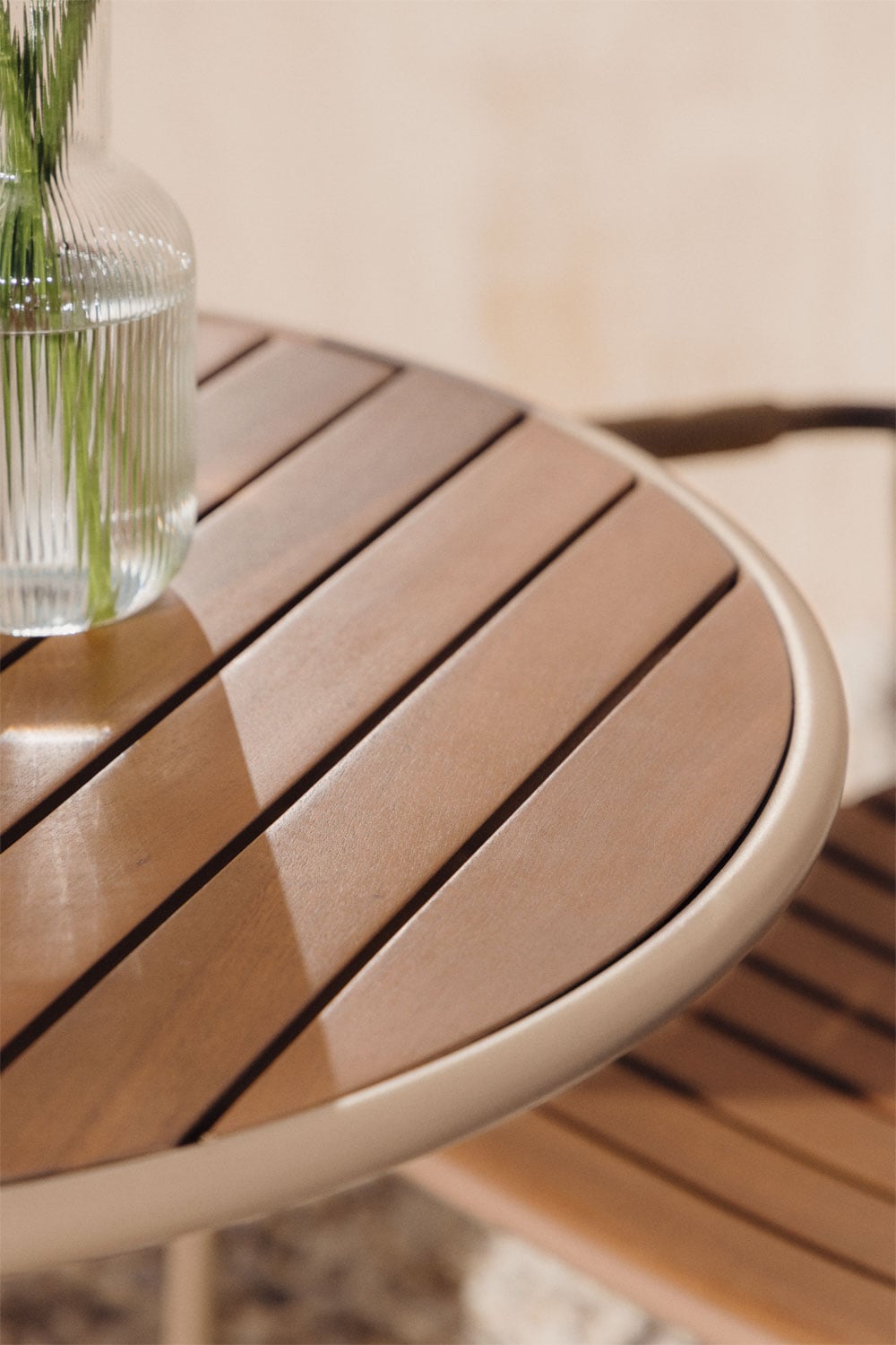 Conjunto de mesa de jardim redonda Ø65 cm e 4 cadeiras de jardim empilháveis em aço e madeira de acácia Tilda, imagem de galeria 2