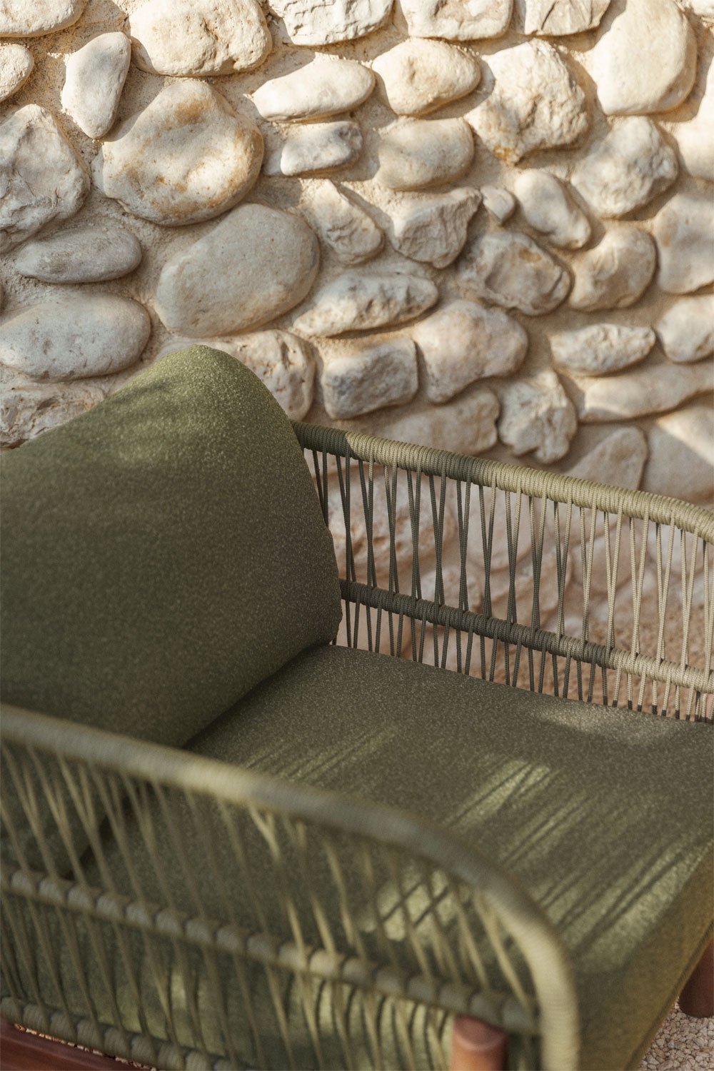 Conjunto de jardim com 2 poltronas em corda trançada e mesa de centro em madeira de acácia Karvia, imagem de galeria 2