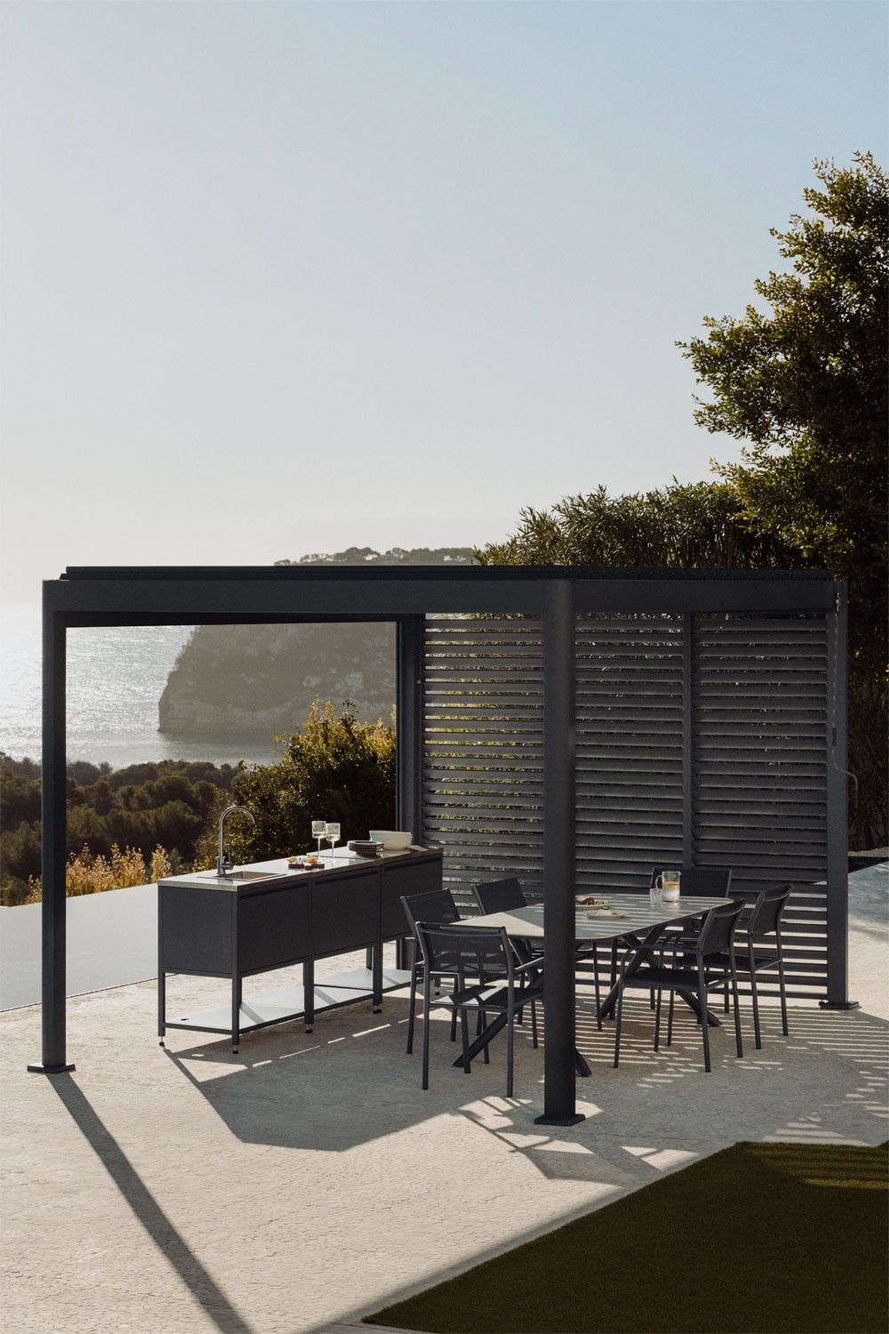 Pérgola bioclimática de alumínio com lâminas e painel lateral Druvia, imagem de galeria 1