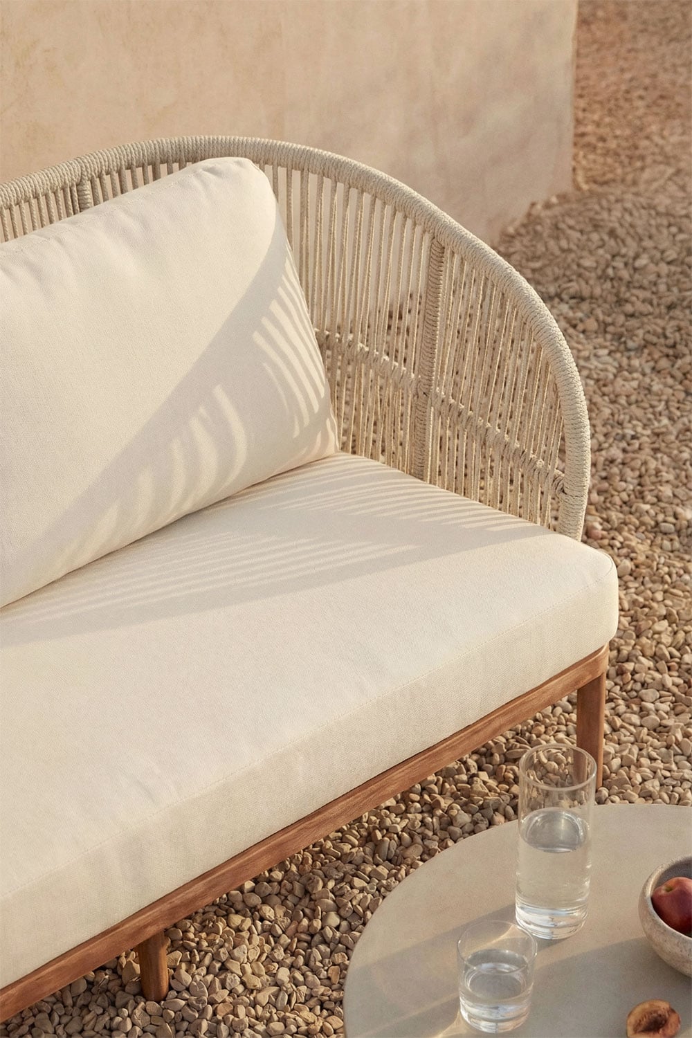 Conjunto de jardim com sofá de 2 lugares em corda trançada Capri e mesa de centro redonda Ø75 cm em cimento Layana, imagem de galeria 2