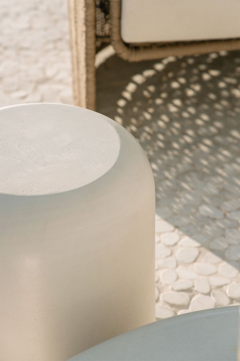 Mesa auxiliar para jardim redonda Ø35 cm em cimento Fonelas, imagem de galeria 2