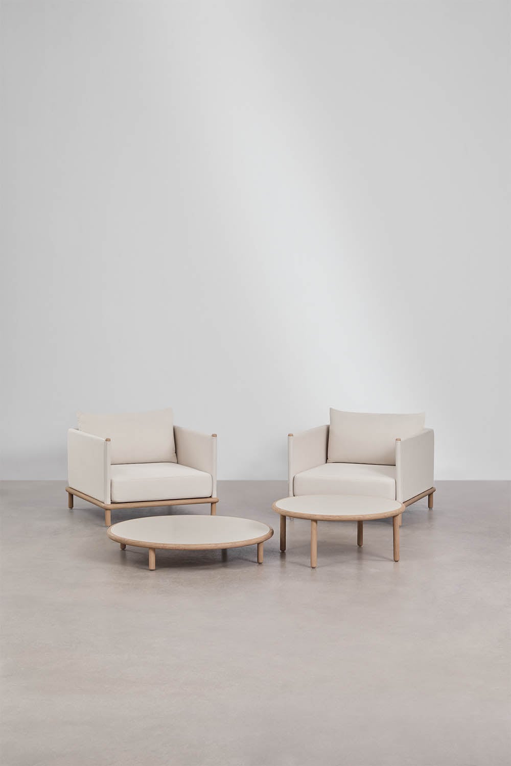 Conjunto de sala com 2 poltronas e 2 mesas de centro redondas em madeira de acácia Olivia, imagem de galeria 1