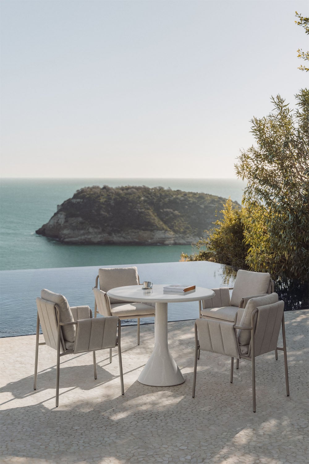 Conjunto de mesa redonda Ø90 cm em cimento e fibra de vidro Melody e 4 cadeiras de jardim com braços estofadas e em aço Zunika, imagem de galeria 1