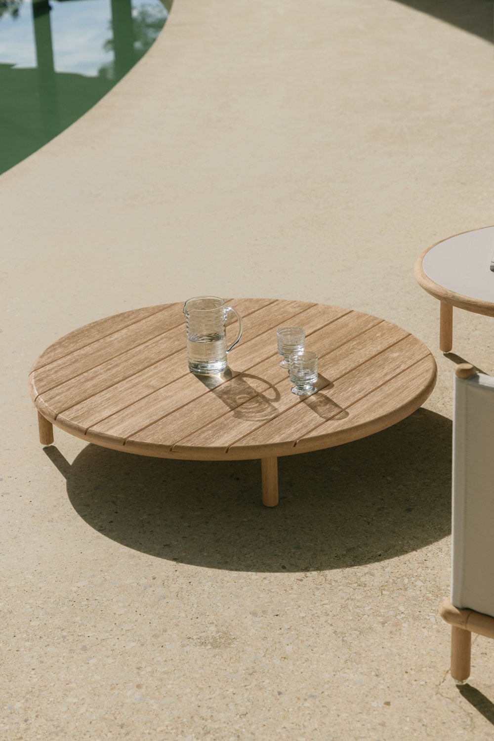 Mesa de centro redonda para jardim em madeira de acácia Olivia, imagem de galeria 1