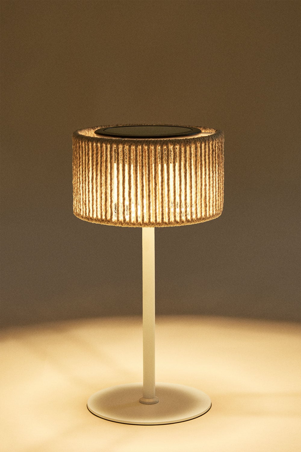 Lâmpada de mesa solar LED sem fios para exterior em ferro e corda trançada Krabi, imagem de galeria 3