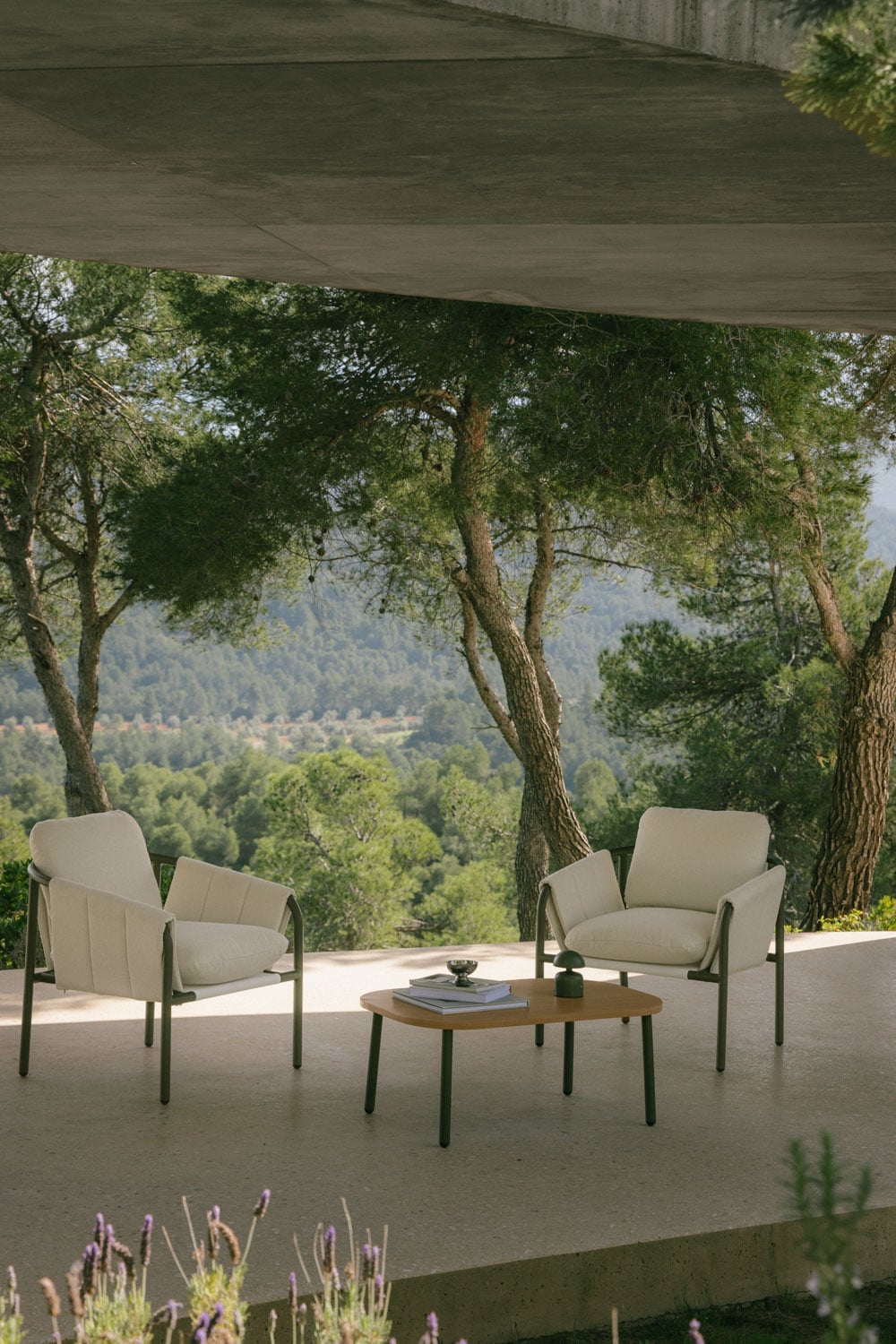 Conjunto de jardim com 2 poltronas estofadas e mesa de centro em aço Zunika, imagem de galeria 1