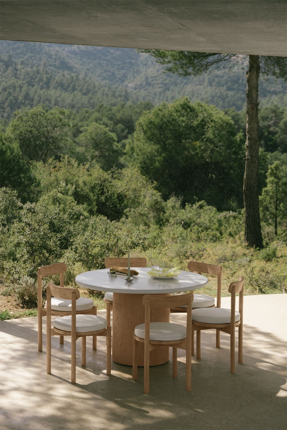 Conjunto de mesa redonda Ø120 cm em cimento Sharpay e 6 cadeiras de jardim em madeira de acácia Nualis, imagem de galeria 1