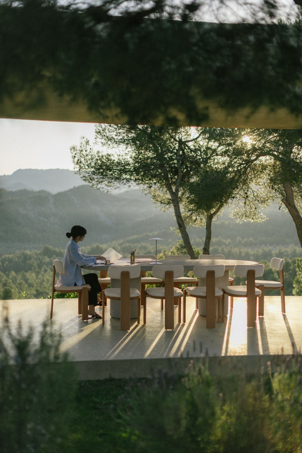 Conjunto de mesa oval 260x110 cm em cimento Aurean e 10 cadeiras de jardim em madeira de acácia e tecido bouclé Malta, imagem de galeria 1