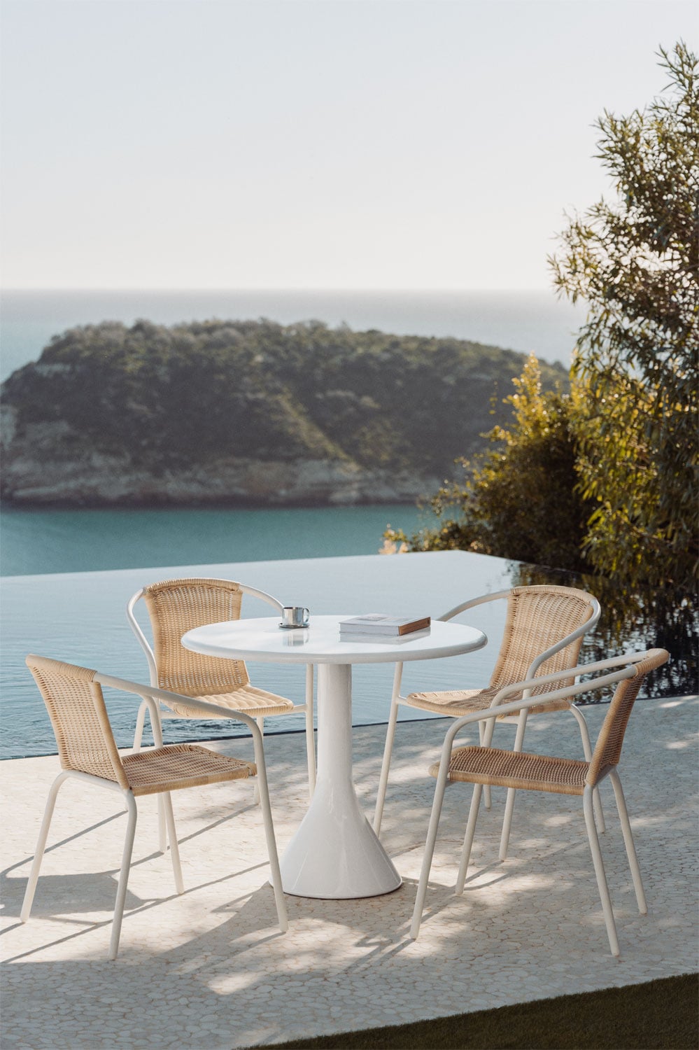 Conjunto de mesa redonda Ø90 cm em cimento e fibra de vidro Melody e 4 cadeiras de jardim em aço e vime sintético Kalymana, imagem de galeria 1