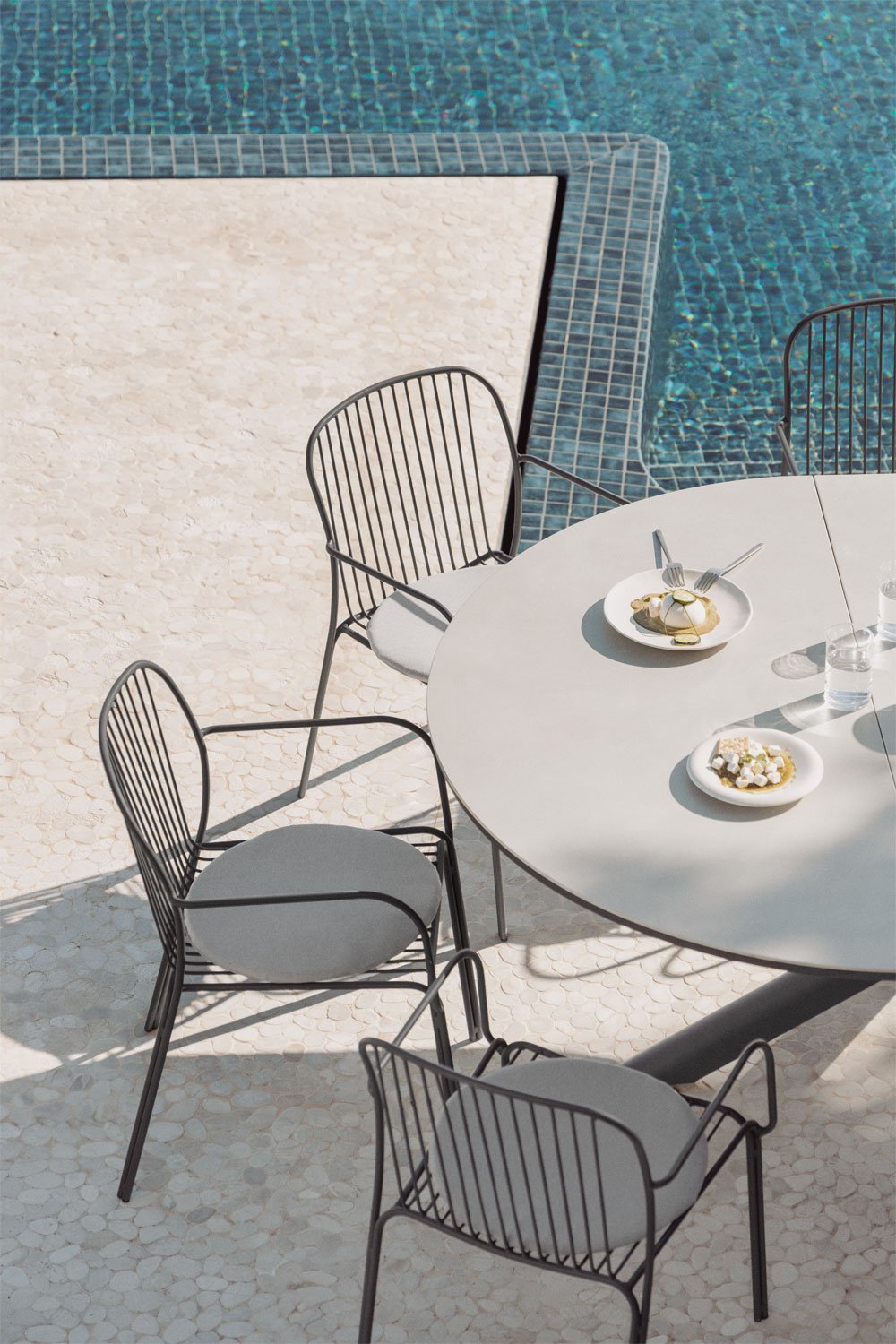 Conjunto de mesa extensível em alumínio Begur 145-200x145 cm e 8 cadeiras de jardim com apoios de braços em aço Anerina, imagem de galeria 2