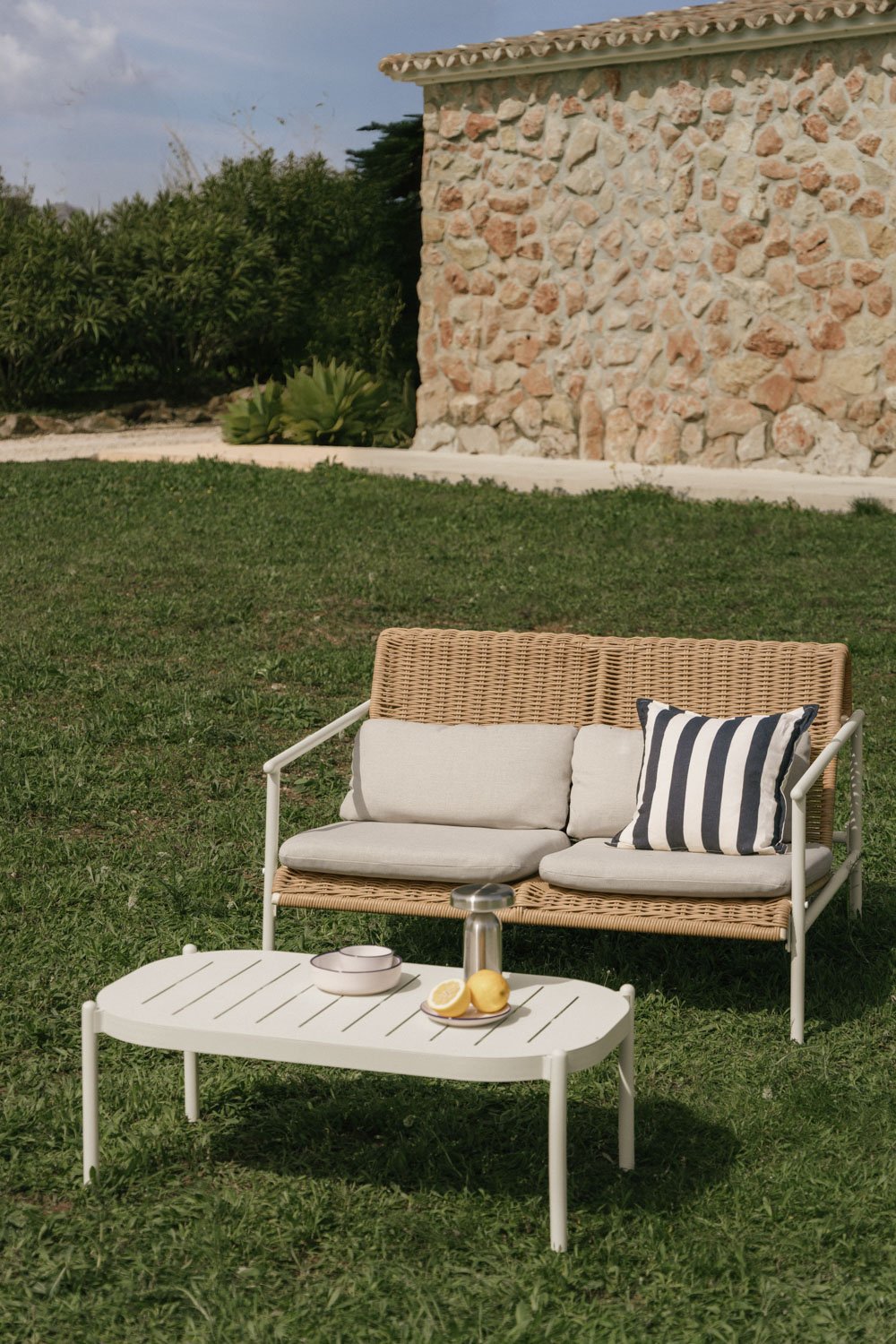 Conjunto de jardim com sofá de 2 lugares e mesa de centro em alumínio e rattan sintético Duroli, imagem de galeria 1