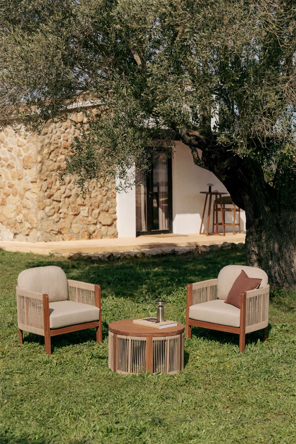 Conjunto de jardim com 2 poltronas e mesa de centro em madeira de acácia Serel, imagem de galeria 1