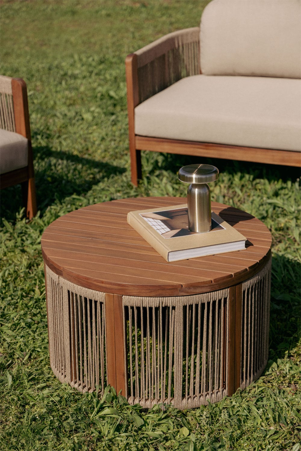Mesa de centro redonda de jardim Ø70 cm em madeira de acácia e corda trançada Serel, imagem de galeria 1