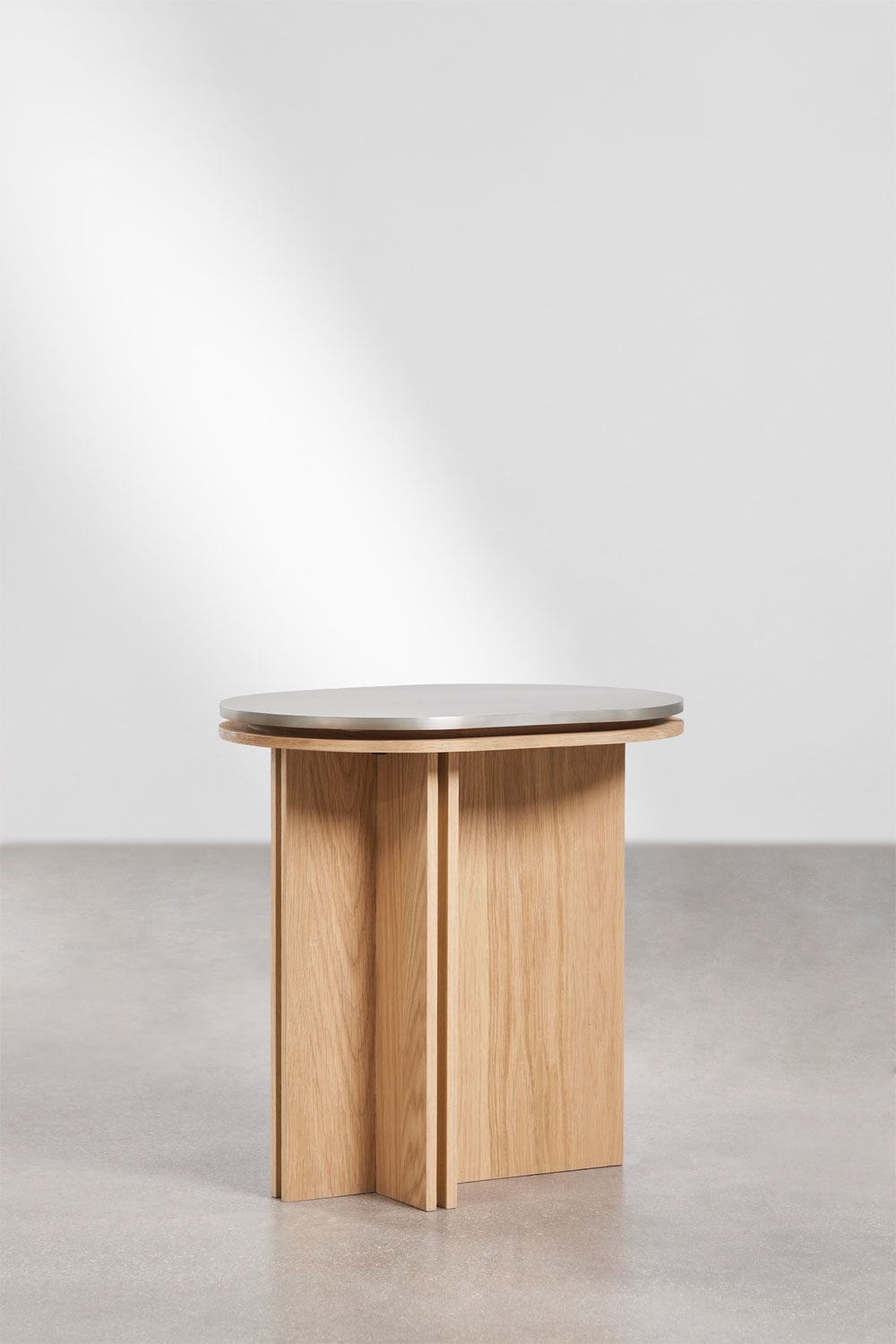 Mesa auxiliar oval 50x35 cm em chapa de carvalho e aço inoxidável Lindina, imagem de galeria 1