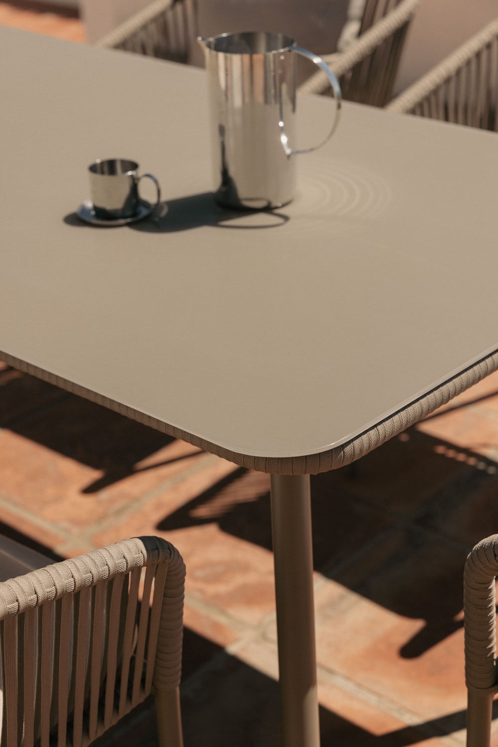 Conjunto de mesa retangular 160x90 cm e 6 cadeiras de jardim em corda trançada Arhiza Classic, imagem de galeria 2