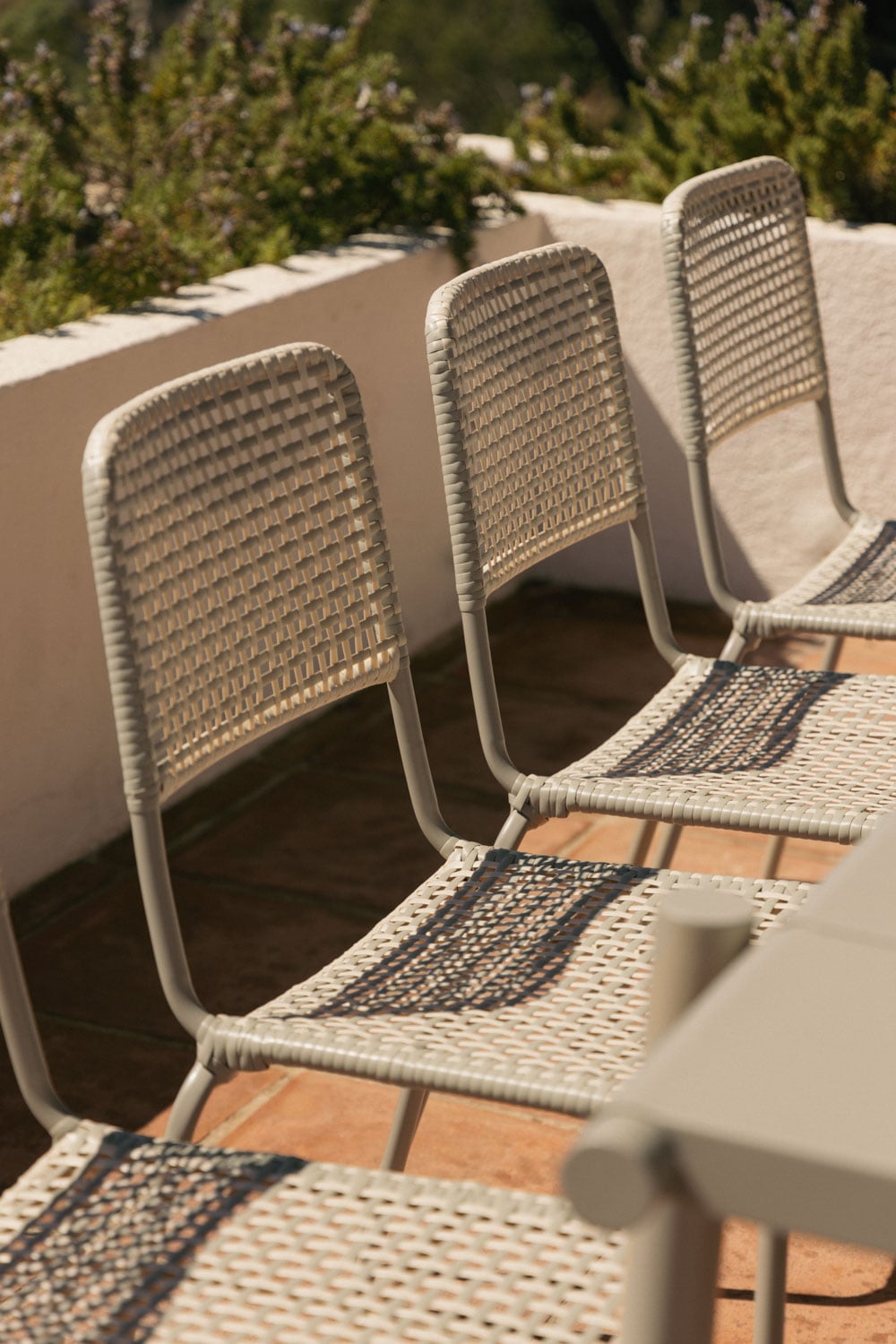 Cadeira de jardim empilhável em aço e rattan sintético Veyra, imagem de galeria 2