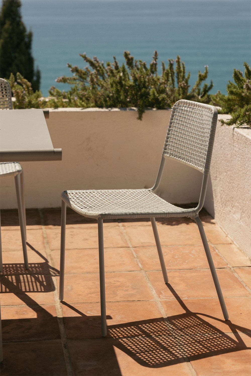 Conjunto de mesa retangular 235x105 cm em aço Tossa e 8 cadeiras de jardim empilháveis em aço e rattan sintético Veyra, imagem de galeria 2