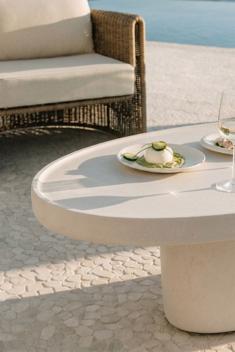 Mesa de centro para jardim oval 110x60 cm em cimento Darwys, imagem de galeria 2