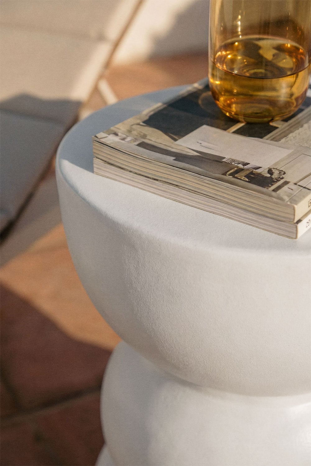 Mesa auxiliar para jardim redonda Ø35 cm em dolomita Tiyi, imagem de galeria 2