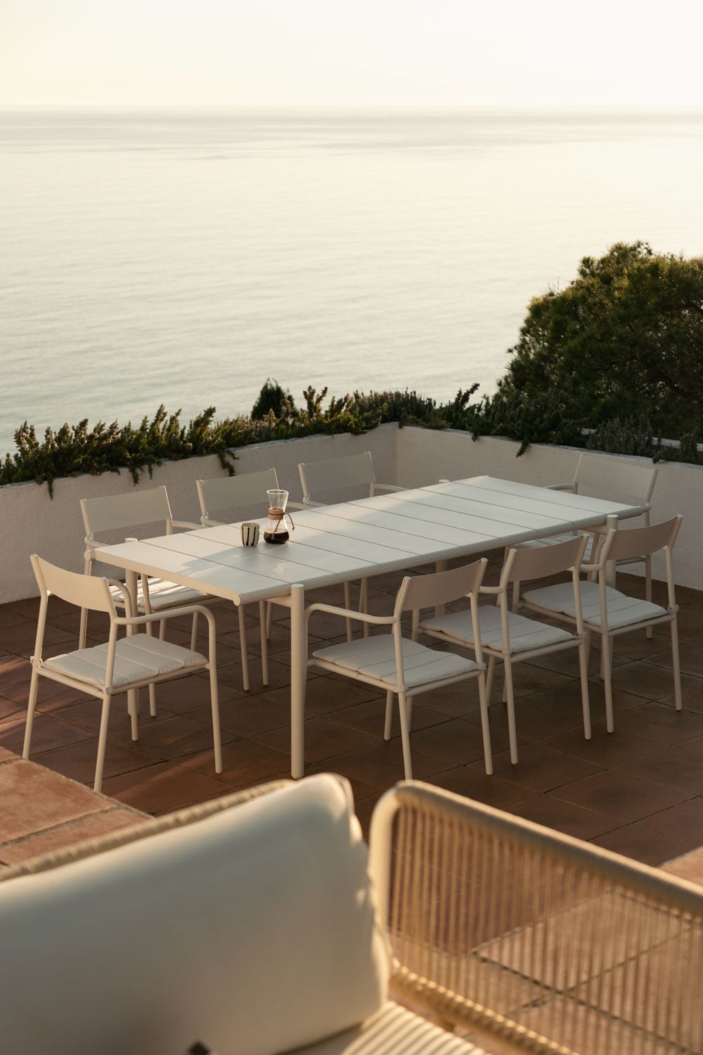 Conjunto de mesa retangular 235x105 cm e 8 cadeiras de jardim empilháveis em aço Tossa, imagem de galeria 1