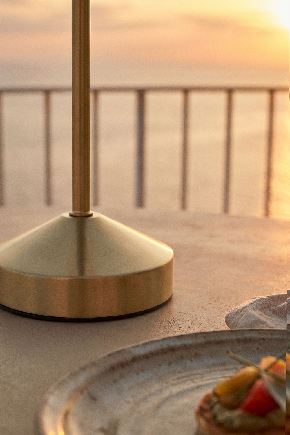Lâmpada de mesa LED sem fios para exterior em ferro e vidro Ardela, imagem de galeria 2